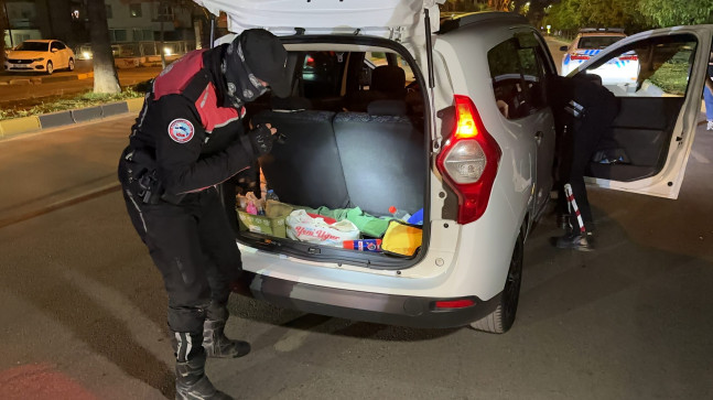 ADANA’DA HELİKOPTER DESTEKLİ “HUZUR VE GÜVEN” UYGULAMASINDA ÇEŞİTLİ ŞUÇLARDAN 61 ŞÜPHELİ YAKALANDI