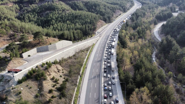 ADANA-POZANTI-ANKARA OTOYOLU’NDA BAYRAM DOLAYISIYLA ARAÇ YOĞUNLUĞU OLUŞTU