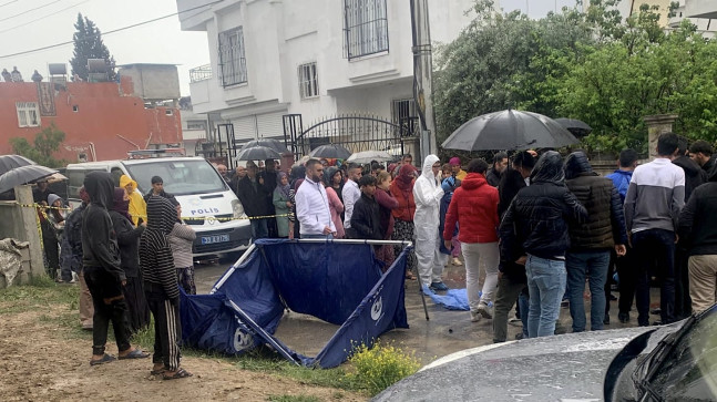 MERSİN’DE SOKAKTA ÖNÜ KESİLEREK BAŞINDAN SİLAHLA VURALAN 20 YAŞINDAKİ HAMİLE KADIN HAYATINI KAYBETTİ