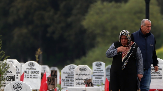 DEPREMLERDEN ETKİLENEN HATAY, ADANA VE OSMANİYE’DE MEZARLIKLARA HÜZÜNLÜ ZİYARET