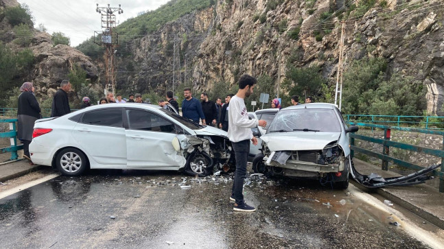 ADANA’NIN KOZAN İLÇESİNDE 2 OTOMOBİLİN ÇARPIŞTIĞI KAZADA 6 KİŞİ YARALANDI