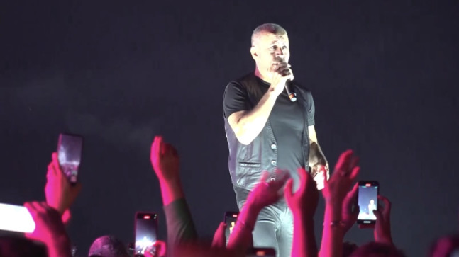 HALUK LEVENT, ADANA’DAKİ ULUSLARARASI PORTAKAL ÇİÇEĞİ KARNAVALI’NDA SAHNE ALDI