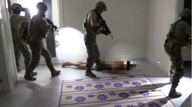 MERSİN’DE SAHTE SAHTE İŞ İLANIYLA VATANDAŞLARDAN KAPORA VE DEPOZİTO ADI ALTINDA PARA ALARAK DOLANDIRICILIK YAPTIĞI İDDİASIYLA 19 KİŞİ YAKALANDI