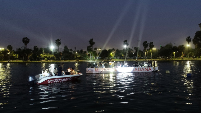 ULUSLARARASI PORTAKAL ÇİÇEĞİ KARNAVALI’NDA SEYHAN NEHRİ ÜZERİNDE KONSER