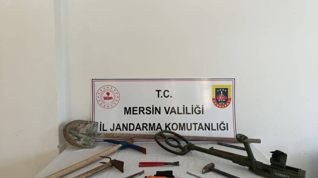 Mersin’de kaçak kazı yapan 2 kişi suçüstü yakalandı