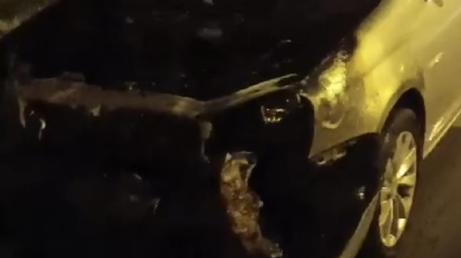 Mersin’de park halindeki otomobil yandı