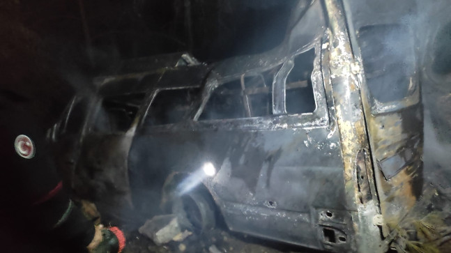 Adana’da uçuruma devrilip yanan minibüsteki 3 kişi hayatını kaybetti, 18 kişi yaralandı
