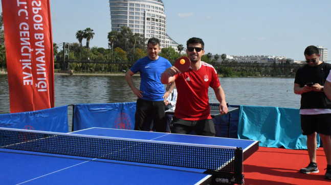 ADANA’DA SEYHAN NEHRİ ÜZERİNDE MASA TENİSİ YARIŞMALARI DÜZENLENDİ