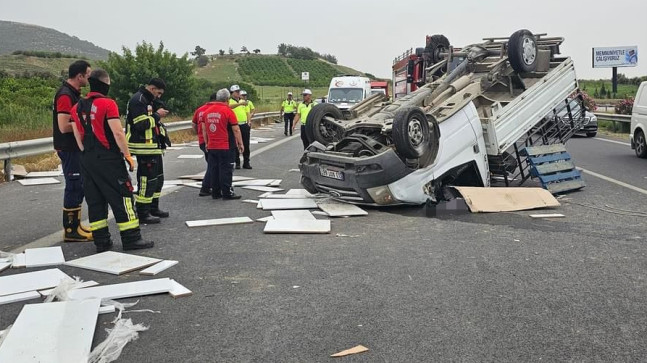 Mersin’delastiğinin patlaması sonucu devrilen kamyonetin sürücüsü hayatını kaybetti, araçtaki 2 kişi yaralandı.