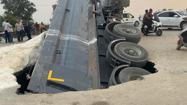ADANA’DA BİR TIR YOLDA OLUŞAN ÇUKURA DÜŞTÜ
