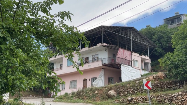 MERSİN’DE ANNE VAHŞETİ! CİNNET GEÇİRİP 9 YAŞINDAKİ ÇOCUĞUNU BIÇAKLAYARAK ÖLDÜRDÜ