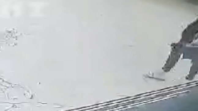 Adana’da otobüsün çarpması sonucu yayanın öldüğü kaza araç kamerasına yansıdı