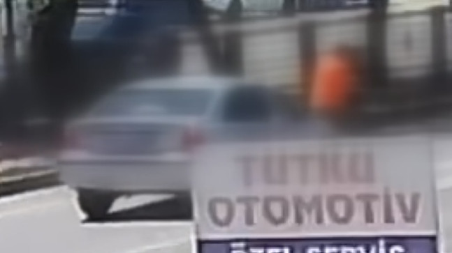 Adana’da otomobilin iki kişiye çarpması kamerada