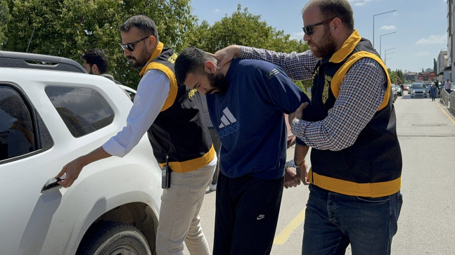 Adana’da 62 suçtan aranan zanlı evin damında kaçarken yakalandı