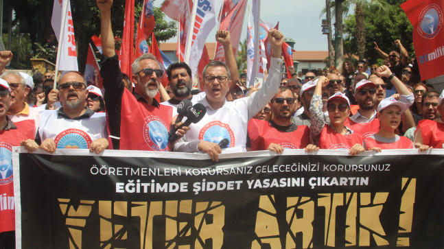 Adana, Mersin, Hatay ve Osmaniye’de, İstanbul’un Eyüpsultan ilçesindeki özel bir lisenin müdürü İbrahim Oktugan’ın yabancı uyruklu öğrencinin silahlı saldırısı sonucu öldürülmesi protesto edildi.