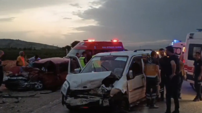 Adana’da hafif ticari araçla otomobil çarpıştı, 1 kişi öldü, 5 kişi yaralandı