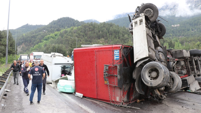 ADANA’DA ZİNCİRLEME TRAFİK KAZASINDA 7 KİŞİ YARALANDI