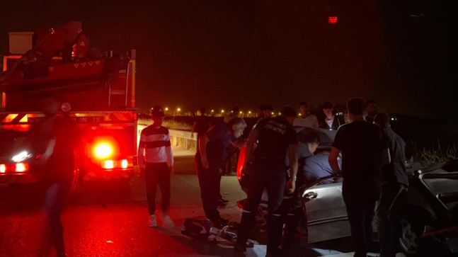 Adana’nın Ceyhan ilçesinde 3 aracın karıştığı trafik kazasında 2 kişi yaralandı