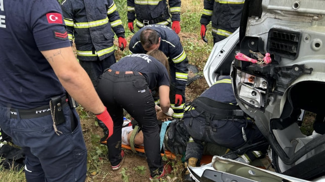 Adana’da şarampole devrilen otomobildeki 2 kişi yaralandı