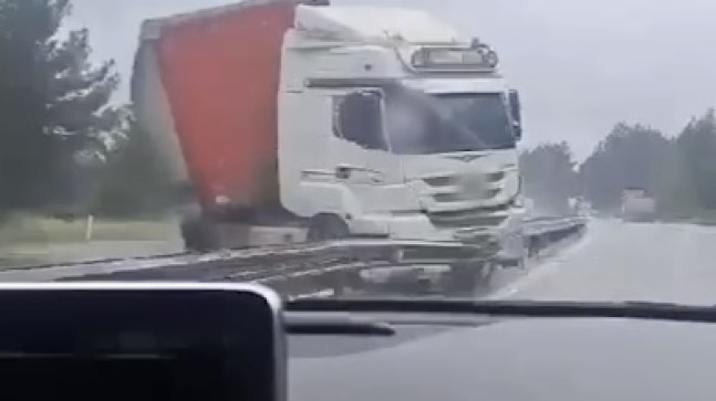 ADANA’DA 7 KİŞİNİN YARALANDIĞI KAZADA TIRIN OTOMOBİLE ÇARPMASI KAMERADA