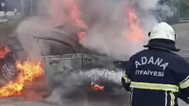 Adana’da iş yeri ve araçta çıkan yangında araç kullanılamaz hale geldi, iş yerinde de hasar oluştu