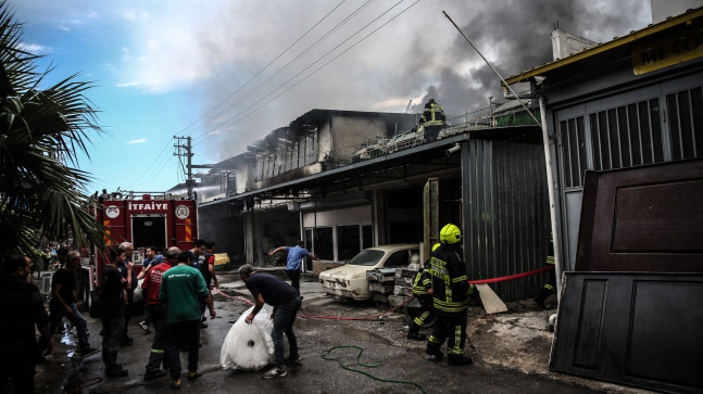 Mersin’de polyester atölyesinde çıkan yangın hasara yol açtı.