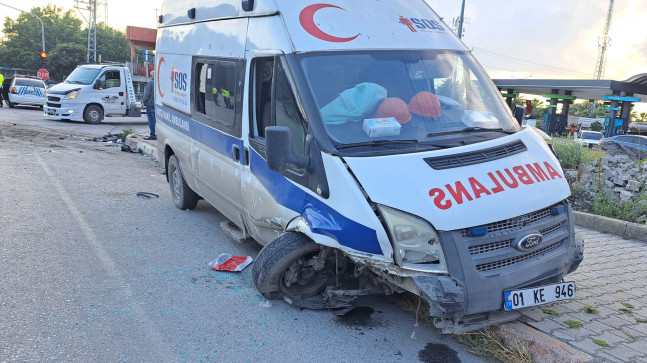 Hatay’da ambulansla iki otomobilin karıştığı kazada 3 kişi yaralandı