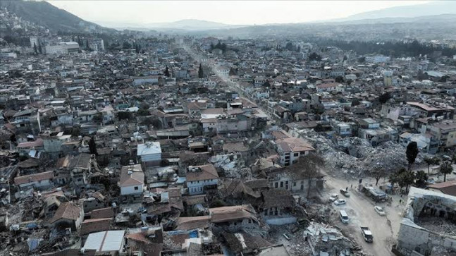HATAY’DA DEPREMDE 28 KİŞİYE MEZAR OLAN MİTHAT KUK APARTMANI’NIN MÜTEAHHİTLERİ BİRBİRLERİNİ SUÇLADI!