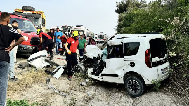 Mersin’de kamyonla çarpışan hafif ticari araçtaki 1 kişi öldü, 1 kişi yaralandı