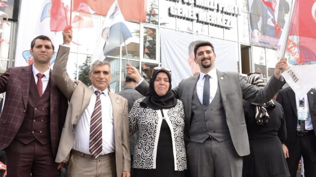 MEHMET YÜCE YERLİ VE MİLLİ PARTİ İÇİN DURDURAK BİLMEDEN ÇALIŞIYOR