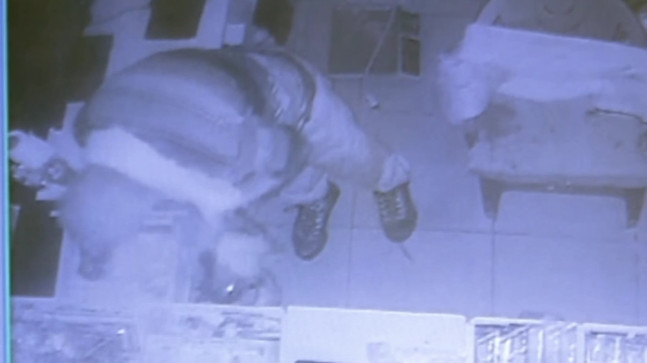 Adana’da bir kişi duvarını kırarak girdiği marketten hırsızlık yapması güvenlik kamerasınca görüntülendi