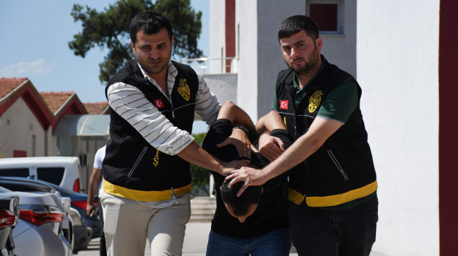 Adana’da silahlı saldırı düzenlenen iş yerinin önünden geçen kadının ensesine isabet eden kurşun nedeniyle hayatını kaybettiği olayın zanlısı İzmir’de yakalandı.
