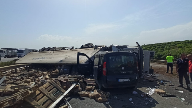 Adana’da tırla hafif ticari aracın çarpışması sonucu 3 kişi yaralandı