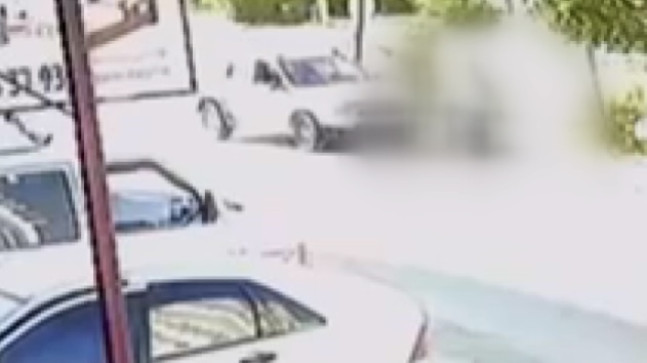 ADANA’DA OTOMOBİLİN BİSİKLETE ÇARPMASI GÜVENLİK KAMERASINDA