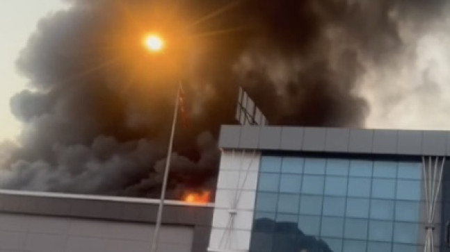 ADANA’DA MOBİLYACILAR SİTESİ’NDEKİ İŞ YERİNDE ÇIKAN YANGIN MADDİ HASARA YOL AÇTI