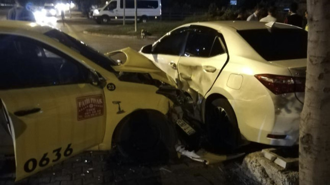 ADANA’DA TAKSİ İLE OTOMOBİLİN ÇARPIŞMASI SONUCU 2 KİŞİ YARALANDI