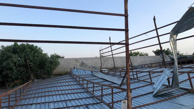 Adana’nın İmamoğlu ilçesinde kuvvetli rüzgar nedeniyle bir çiftlikteki ahırın çatısı uçtu.