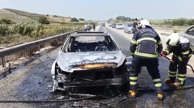 Adana’da seyir halindeki otomobilde çıkan yangında  araç kullanılamaz hale geldi