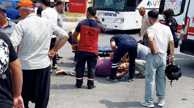 ADANA-TARSUS KARAYOLU ÜZERİNDE OTOMOBİLLE ÇARPIŞAN MOTOSİKLET SÜRÜCÜSÜ YARALANDI