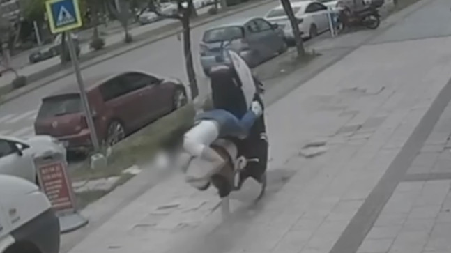 ADANA’DA, TURGUT ÖZAL BULVARINDA İLERLEDİĞİ KALDIRIMIN BOZUK TAŞINA ÇARPAN MOTOSİKLET TAKLA ATTI.. SÜRÜCÜ VE ARKADAŞI YARALANDI