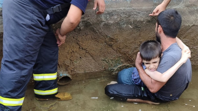 Adana’da, ayağı süs havuzunun giderine sıkışan çocuk itfaiye ekibince kurtarıldı.