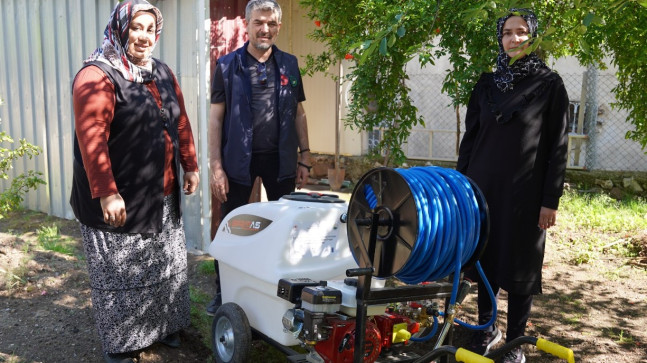 Bahçe ilçesinde çiftçilere ilaçlama makinesi dağıtıldı