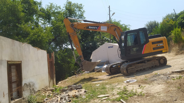 Kozan’da depremde hasar alan 18 ev kontrollü yıkıldı