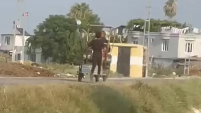 ADANA’DA BİR BABA OĞLUNU CEZALANDIRMAK İÇİN BELİNE İP BAĞLAYIP ELEKTRİKLİ BİSİKLETİN ARKASINDAN METRELERCE KOŞTURDU