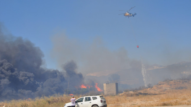 Mersin’de eski kağıt fabrikası alanında çıkan yangın kontrol altına alındı