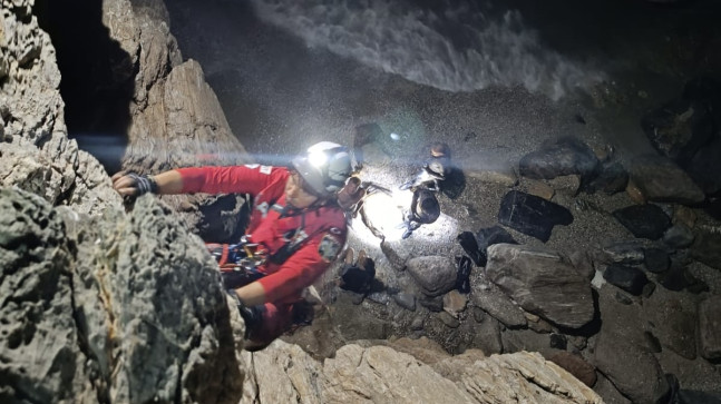 Mersin’de kayalıklardan düştüğü sahil kenarında mahsur kalan Rus uyruklu kişi, ekiplerin çalışmasıyla yaralı kurtarıldı.