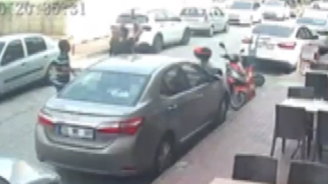 MERSİN’DE BİR KİŞİ  SİLAHLA HAVAYA ATEŞ ETMESİ GÜVENLİK KAMERASINCA KAYDEDİLDİ