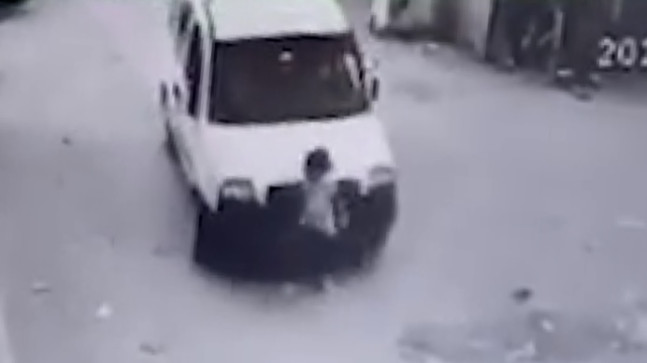 Adana’da hafif ticari aracın çarptığı çocuk yaralandı