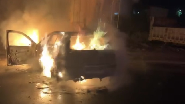 Adana’da park halindeki otomobil yandı