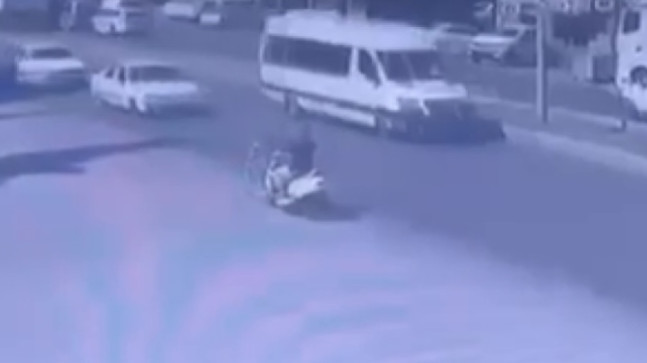 Adana’da otomobille çarpışan motosikletin sürücüsü yaralandı